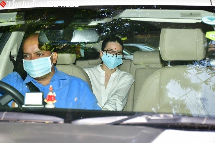 फिल्म अभिनेत्री करिश्मा कपूर भी अपने दिवंगत चाचा ऋषि कपूर की तेरहवीं में पहुंचीं।