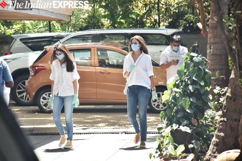 तस्वीर में श्वेता बच्चन और नव्या नवेली ऋषि कपूर के घर पर नजर आ रही हैं।