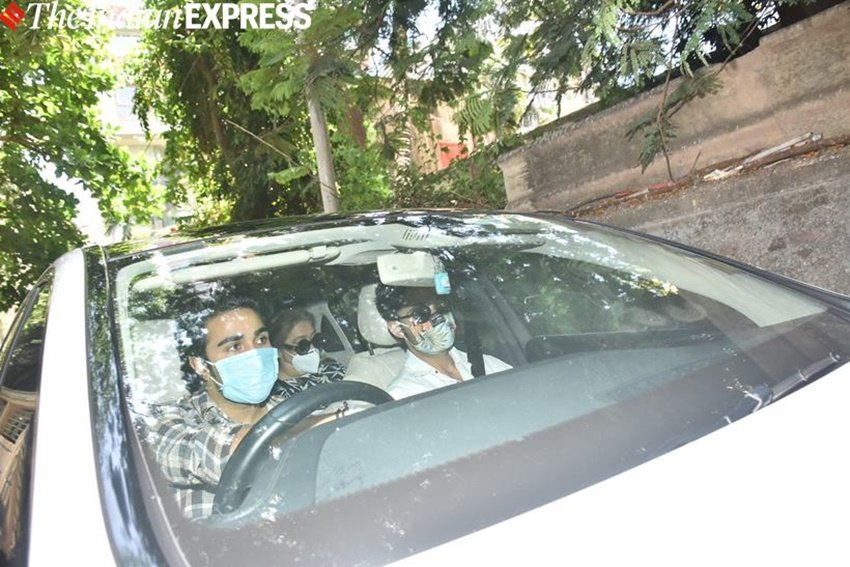 रणबीर कपूर के कजिन अरमान जैन औऱ आदर जैन भी अपनी मां के साथ ऋषि कपूर की तेरहवीं में पहुंचे।