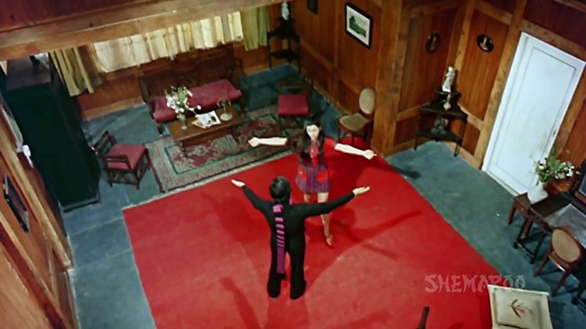 फिल्म का एक गाना आज तक सुना औऱ गुनगुनाया जाता है। वह गाना है- हम तुम एक कमरे में बंद हों और चाबी खो जाए..। ये गाना कश्मीर के गुलमर्ग में एक घर के अंदर शूट हुआ था।