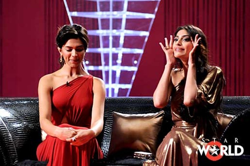 वहीं शो में सोनम कपूर ने रणबीर के लिए कहा था- वह एक अच्छे दोस्त हैं लेकिन मुझे नहीं पता कि वह एक अच्छे बॉयफ्रेंड भी हैं या नहीं। मैं रणबीर को काफी समय से जानती हूं लेकिन एक दोस्त के तौर पर मेरा मतलब है कि दीपिका इतने समय तक उनके साथ बहुत अच्छे तरीके से रही हैं।' इसके बाद दीपका ने सोनम को 'थैंक्यू' कहा था।