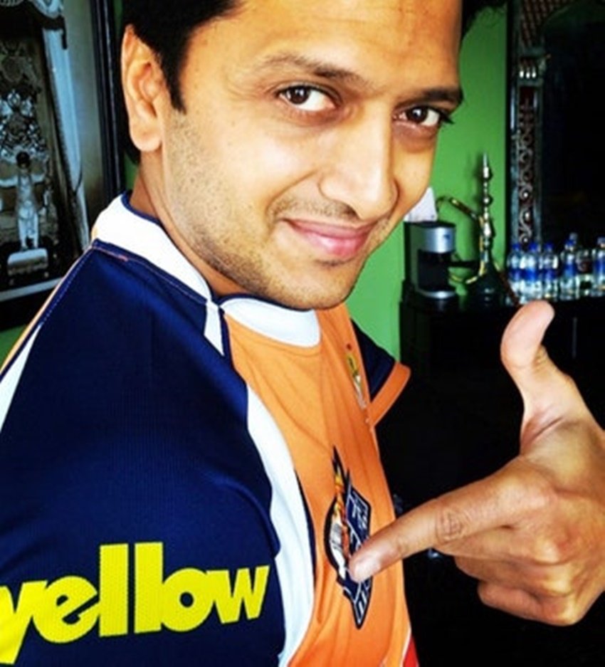 रितेश देशमुख वीर मराठी नाम की CCL (Celebrity Cricket League) टीम के ओनर हैं।