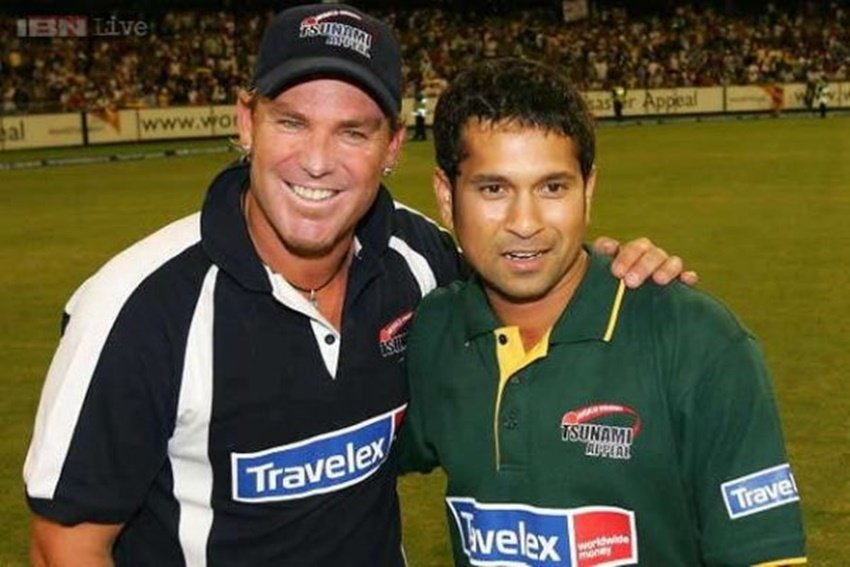 सचिन तेंदुलकर (Sachin Tendulkar) ने एक बार दुनिया के महान गेंदबाजों में शुमार ऑस्ट्रेलियाई लेग स्पिनर शेन वॉर्न (Shane Warne) की इतनी पिटाई की थी कि उन्हें सपने में भी सचिन के छक्के दिखने लगे थे। क्रिकेट के कई मौकों पर सचिन और शेन वॉर्न आमने सामने हुए। कभी सचिन वॉर्न पर भारी पड़े तो कभी वॉर्न सचिन पर। लेकिन मैदान पर एक दूसरे पर बिल्कुल भी रहम ना करने वाले दुनिया के ये दोनों महान क्रिकेटर्स रियल लाइफ में बहुत अच्छे दोस्त हैं। सचिन के अलावा भी कई भारतीय क्रिकेटर्स हैं जो दूसरे टीम के खिलाड़ियों के बहुत अच्छे दोस्त हैं। आइए देखते हैं वो नाम: