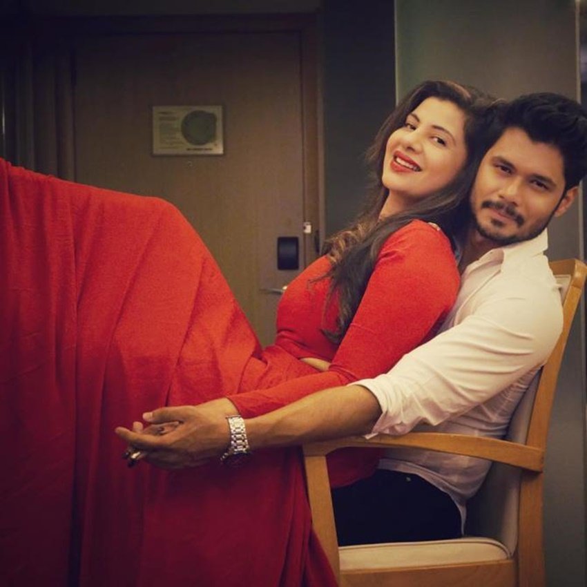 भोजपुरी फिल्मों की दमदार अदाकारा संभावना सेठ ने भी अपने को-एक्टर अविनाश द्विवेदी से साल 2016 में शादी रचा ली थी। संभावना कई बॉलीवुड फिल्मों में भी नजर आ चुकी हैं।