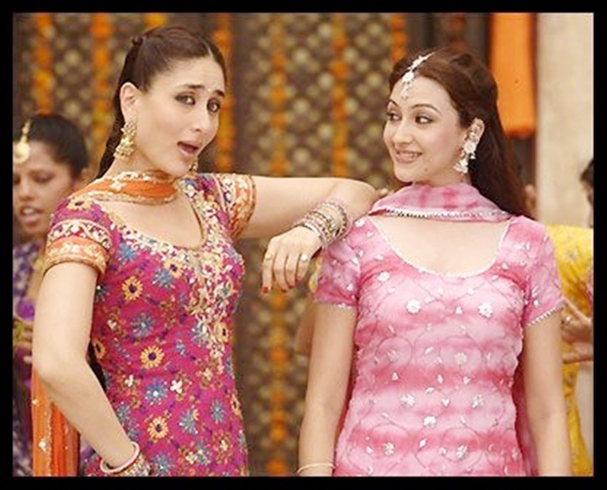 मशहूर टीवी शो भाबीजी घर पर हैं में अनीता का किरदार निभाने वालीं सौम्या टंडन जब वी मेट में करीना कपूर और शाहिद कपूर के साथ स्क्रीन शेयर कर चुकी हैं।