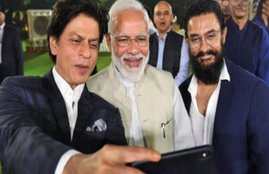 shah rukh khan, aamir khan, pm modi, narendra modi, shah rukh khan hug aamir khan, shah rukh khan thanks to pm modi, bollywood actor, शाहरुख खान, आमिर खान, पीएम मोदी, bollywood news, entertainment