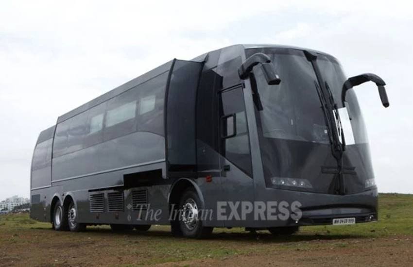 Vanity van of Shahrukhkhan, Shahrukh khan Vanity van, Bollywood star shahrukh khan, Shahrukh khan use vanity van of worth Rs. 4 Crore,