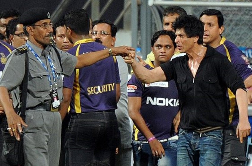 साल 2012 में शाहरुख खान पर आरोप लगा कि वह नशे में मुंबई के वानखेड़े क्रिकेट स्टेडियम में सुरक्षाकर्मियों से उलझ गए थे।