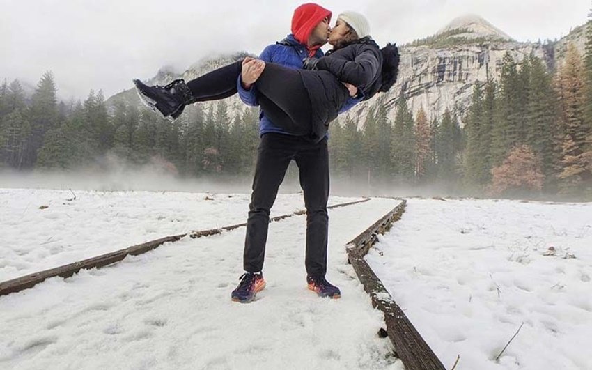 टेलीविजन की बहू शनाया ईरानी पति मोहित सहगल के साथ बर्फ के बीच किस करती दिख रही हैं। शनाया की इस तस्वीर ने भी खूब सुर्खियां बटोरी थीं।