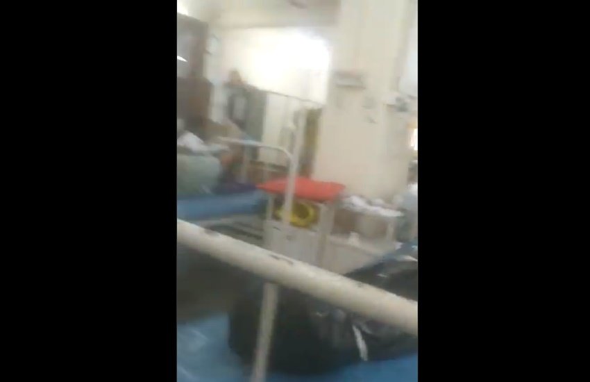 मुंबई के सायन हॉस्पिटल का ये वीडियो सोशल मीडिया में वायरल हो रहा है।