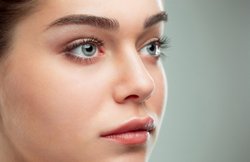 Skin Care Tips: रात को सोने से पहले चेहरे पर लगाएं नारियल तेल, जल्द आएगा स्किन पर ग्लो