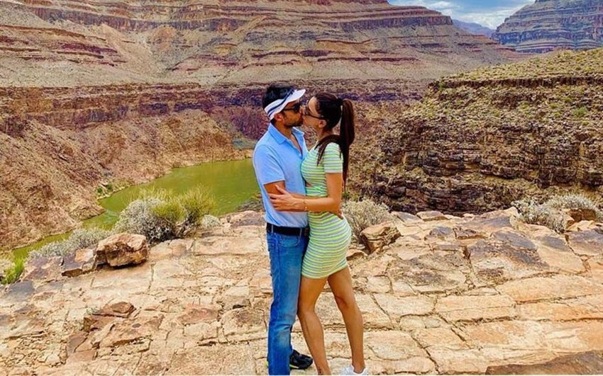 'मेरी आशिकी तुमसे ही' फेम स्मृति खन्ना पति गौतम को खूबसूरत पहाड़ियों के बीच किस कर रही हैं। स्मृति ने ये तस्वीर अपनी वेडिंग एनिवर्सरी के मौके पर शेयर की थी।