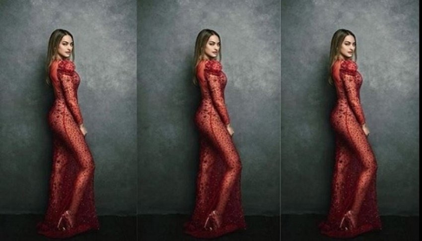 सोनाक्षी सिन्हा एक ईवेंट में इस मरून ट्रांसपैरेंट गाऊन में नजर आई थीं। इस ड्रेस के लिए सोनाक्षी को लोगों ने खूब ट्रोल किया था।