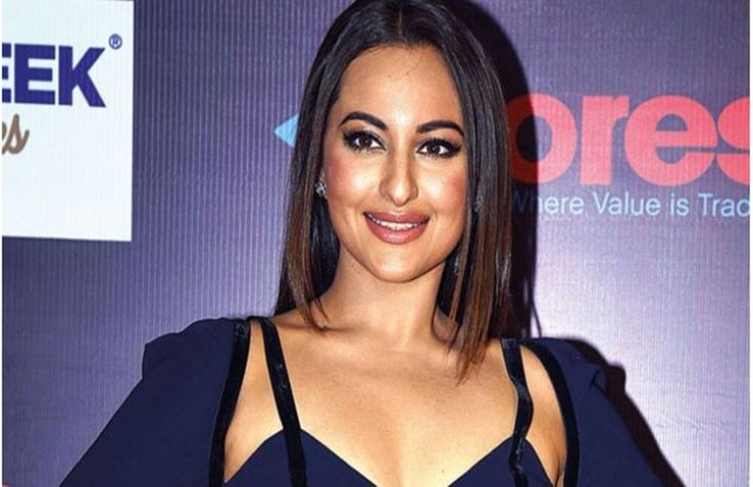 Sonakshi Sinha, chargesheet submitt against sonakshi sinha,complaint against sonakshi sinha, sonakshi sinha shatrughan sinha, sonakshi sinha in truble, upcoming film sonakshi sinha, moradabad police files chargesheet against sonakshi sinha, Sonakshi sinha latest news, sonakshi sinha news, sonakshi sinha latest news, bollywood news in Hindi, Entertainment news in Hindi,
