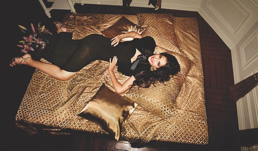 इन तस्वीरों में सोनम कपूर अपने ही घर के अंदर कैमरे के लिए पोज देती दिख रही हैं।