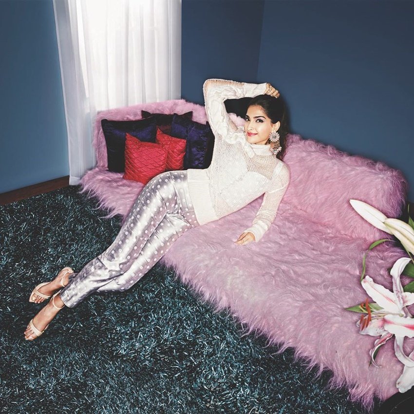 तस्वीरों के साथ सोनम ने खुद लिखा भी है कि ये उनके घर के अंदर की तस्वीरें हैं।