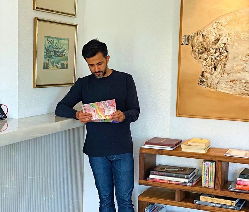 स्टडी रूम में आनंद आहूजा किताब पढ़ते दिख रहे हैं।