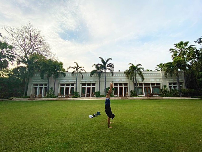 सोनम के घर में बड़ा सा लॉन भी है। लॉन में आनंद वर्कआउट करते नजर आ रहे हैं।