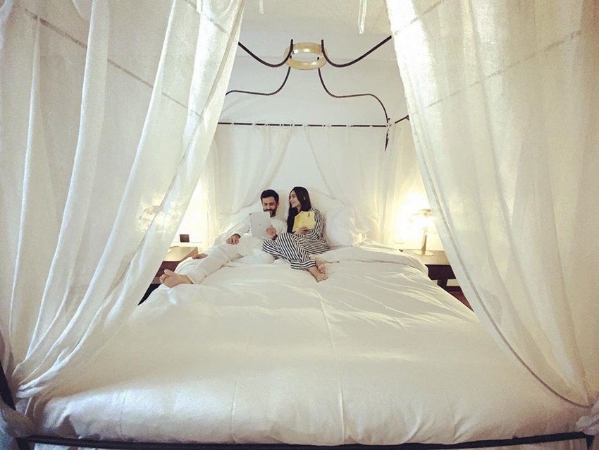 बेडरूम में सोनम अपने पति के साथ किताब पढ़ती दिख रही हैं।