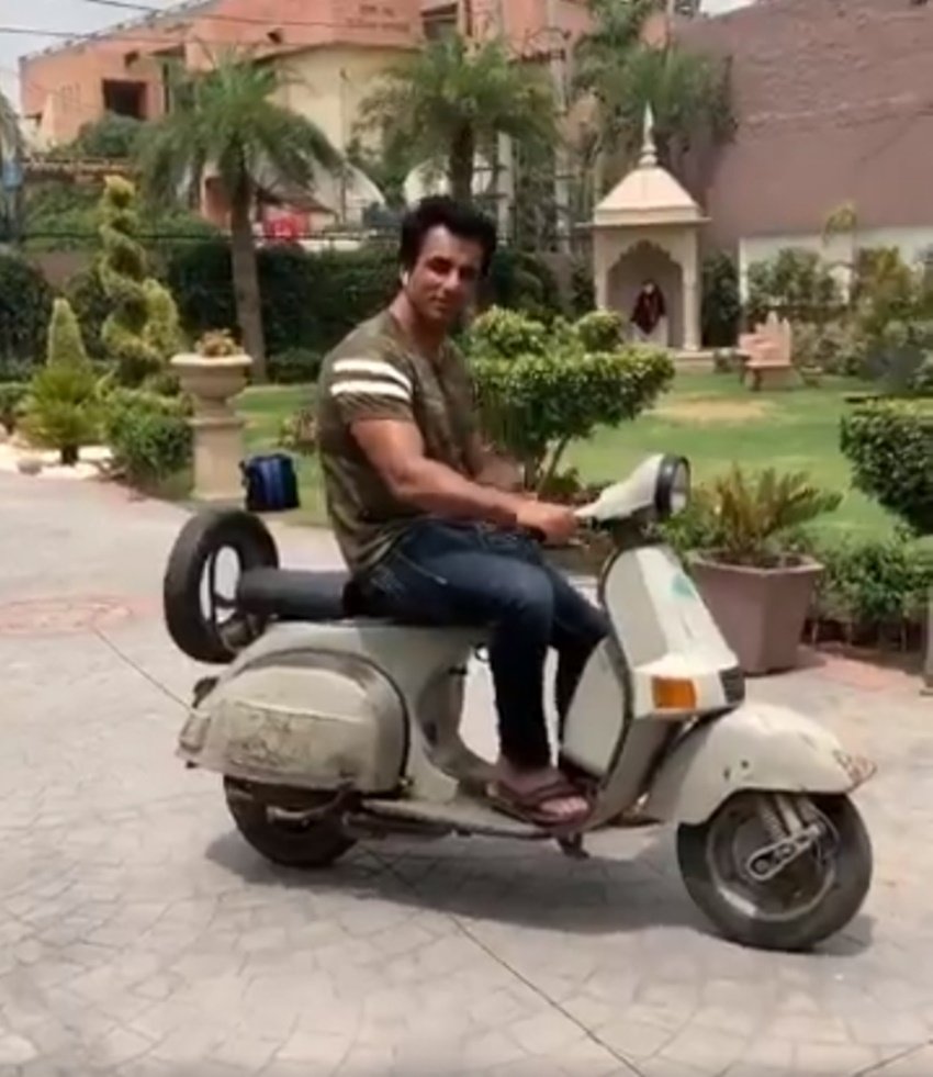 इसके अलावा सोनू सूद के पास 80 के दशक की बजाज चेतक स्कूटर भी है। यह स्कूटर उनके पापा ने खरीदी थी। पापा की यह स्कूटर अब सोनू सूद के पास है। यह स्कूटर उनके दिल के बेहद करीब है।