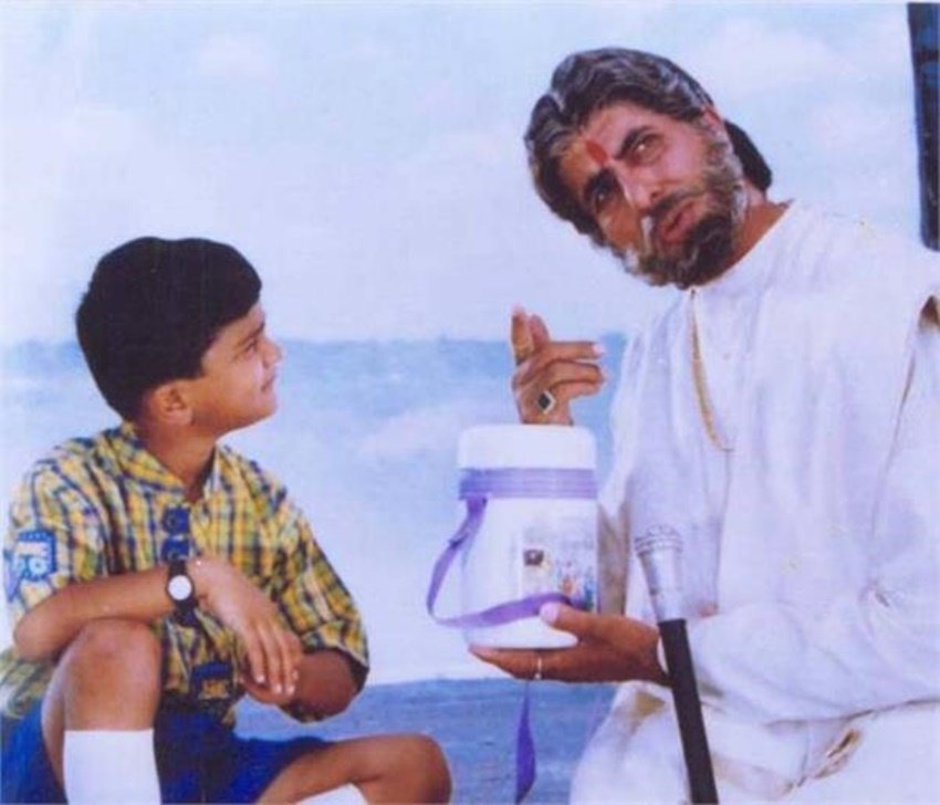 फिल्म के एक चर्चित सीन में हीरा ठाकुर का बेटा अपने दादा भानुप्रताप को जो खीर देता है उसमें कोई जहर मिला देता है। हीरा ठाकुर के उस बेटे का किरदार निभाया था चाइल्ड आर्टिंस्ट पीबीएस आनंद वर्धन ने।