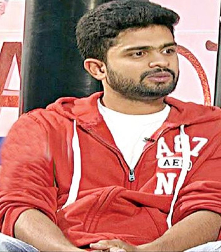 आनंद जब 13 साल के थे तब उन्होंने फिल्मों से दूरी बना अपनी पढ़ाई पर ध्यान लगाना शुरू कर दिया था।