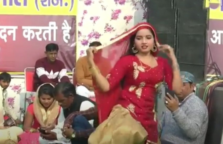 हरियाणवी डांसर सुनीता बेबी ने 'दिल टूट गया' गाने पर किया डांस हरियाणवी डांसर सुनीता बेबी ने 'दिल टूट गया' गाने पर किया डांस