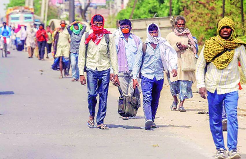 लॉकडाउन के दौरान घर की ओर जाते श्रमिक। लॉकडाउन के दौरान घर की ओर जाते श्रमिक।