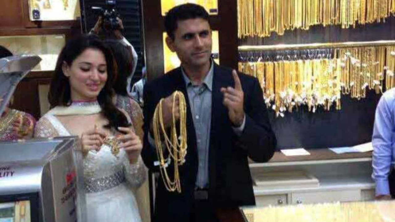 tamanna bhatia, tamanna bhatia wedding, tamanna bhatia boyfriend, tamanna bhatia in lockdown, tamanna bhatia age, bahubali actress, bahubali movie, bahubali, tamanna bhatia- abdul razzaq, Abdul Razzaq, Tamannaah Bhatia, Tamannaah Bhatia boyfriend, Tamannaah Bhatia marriage, Tamannaah Bhatia pics, Tamannaah Bhatia wedding, viral photo, bollywood, south indian movie, tamanna bhatia video, tamanna bhatia ticktok