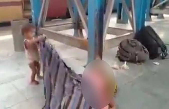 Corona Virus: गरीबी, गर्मी, लाचारी और भूख से मां ने रेलवे स्टेशन पर ही तोड़ दिया दम, दो साल की मासूम उठाने की कर रही बार-बार कोशिश, दर्दनाक वीडियो वायरल