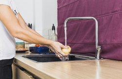 COVID-19: फल-सब्जी से लेकर न्यूजपेपर तक, जानिये- कोरोना संक्रमण से बचने के लिए सैनिटाइज का सही तरीका