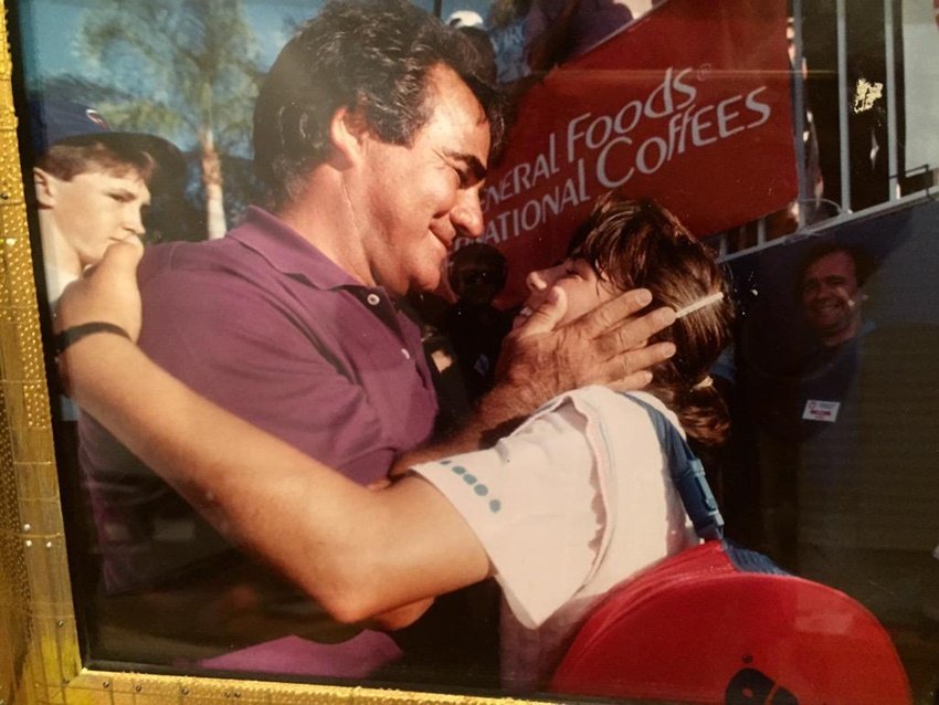 अपने पिता के साथ जेनिफर।