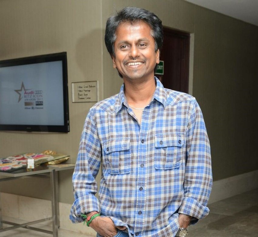 'गजनी', 'हॉलीडे' और 'अकीरा' जैसी बॉलीवुड फिल्में बनाने वालें ए आर मुरुगादौस ने तमिल और तेलुगू भाषा में कई सुपरहिट फिल्मों का निरदेशन किया है।मीडिया रिपोर्ट्स के मुताबिक मुरुगादौस की फीस 12 से 15 करोड़ रुपए है।