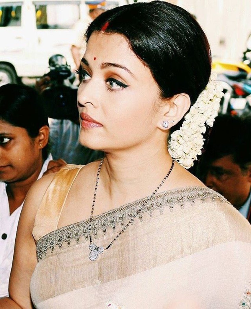 शादी के शुरूआती दिनों में ऐश्वर्या राय के मंगलसूत्र की चेन लंबी होने के साथ-साथ दो लेयर्ड वाली थी। लेकिन इन दिनों ऐश्वर्या का मंगलसूत्र केवल उनकी नेकलाइन को ही टच कर रहा है। डोरी भी हल्की हो गई है।