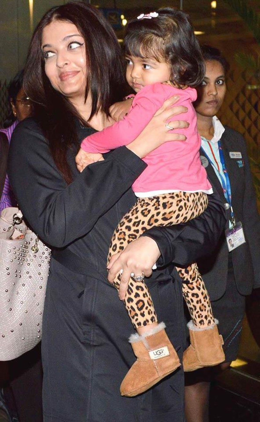 बताया जाता है कि बेटी को हैवी ज्वैलरी से दिक्कत ना हो इस कारण ऐश्वर्या ने भारी-भरकम ज्वैलरी को भी खुद से दूर कर दिया था।