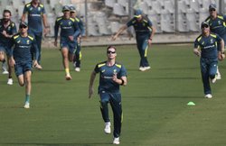 कोरोना: पहली बार मैदान पर उतरीं इंग्लैंड-ऑस्ट्रेलिया की टेस्ट टीमें, स्टीव स्मिथ बोले- लॉकडाउन के बावजूद बेहतर हुई फिजिकल फिटनेस