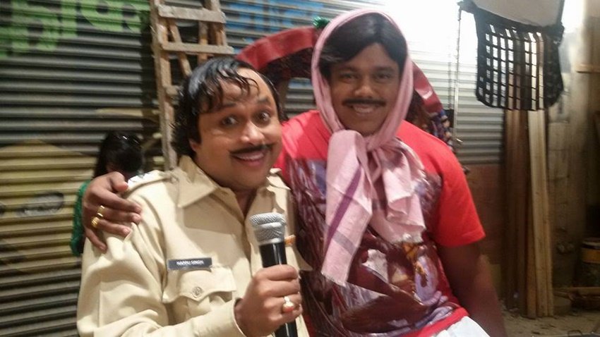 शो में पेलू रिक्शेवाला का किरदार ऐसा है जो कुछ बोलता नहीं है। जब भी कुछ पूछो एक पर्ची निकालता है और अपनी ट्रेडमार्क हंसी बिखेर देता है।