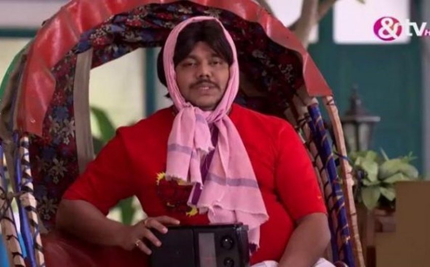 अक्षय पाटिल की अदाकारी देख कोई ये नहीं कह सकता कि वह पहली बार पर्दे पर एक्टिंग कर रहे हैं। जी हां भाबी जी घर पे हैं उनका पहला टीवी सीरियल है।