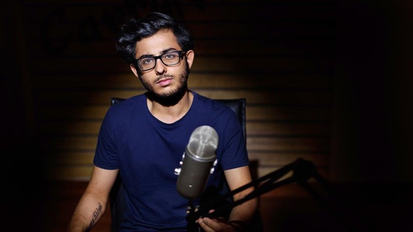 'Social Nation Now' इवेंट में स्टेज परफॉर्मेंस देते अजय नागर उर्फ कैरी मिनाती।