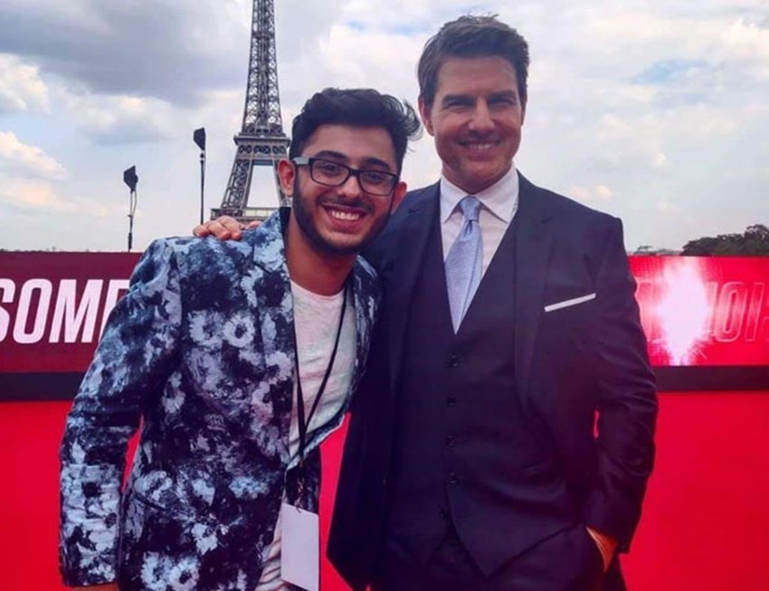 कैरी मिनाती इस तस्वीर में सफेद टीशर्ट और ब्लू जींस में काफी कूल लग रहे हैं।