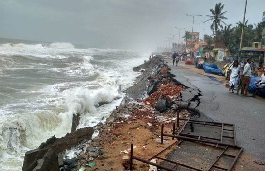 तेज बारिश और हवा के चलते कई पेड़ तथा बिजली के खंभे धराशायी हो गए। (फोटो-PTI)