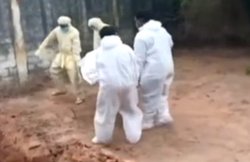 COVID-19 संक्रमित की लाश को फेंक कर चले गए , Video Viral होने पर कलेक्टर ने दिये जांच के आदेश