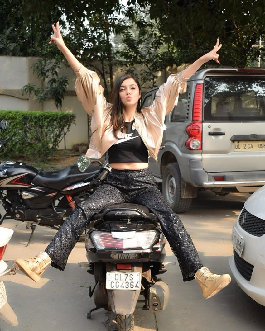 एक्ट्रेस बनने का सपना लिए दिव्या ने कॉलेज की पढ़ाई के बाद मुंबई का रुख कर लिया।