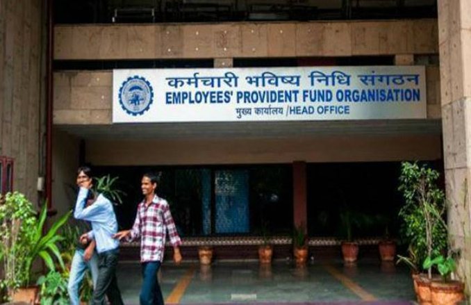 नौकरीपेशा लोगों को लग सकता है झटका! PF खाते में जमा रकम के ब्याज पर कैंची चलाने की तैयारी