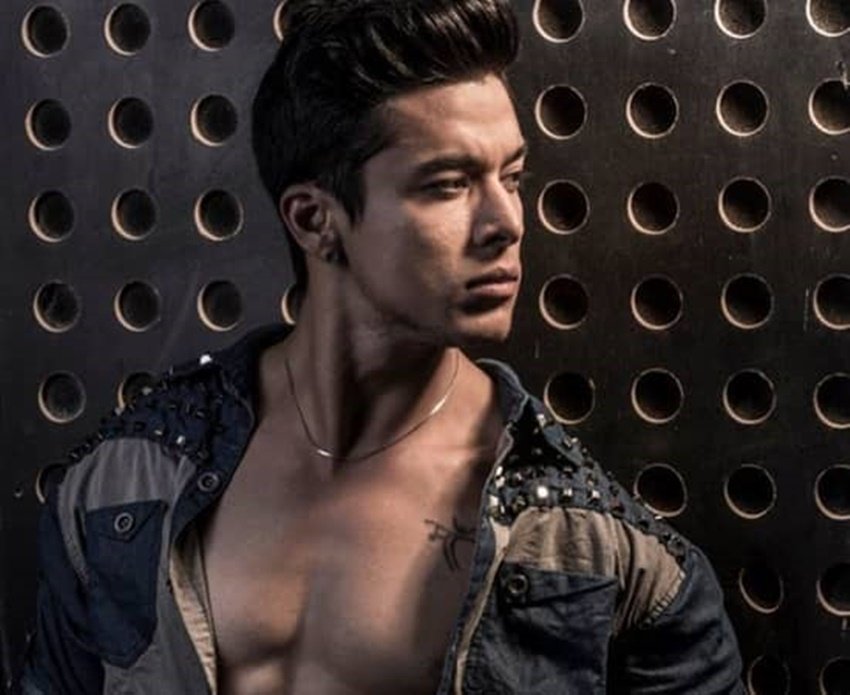 प्रतीक सेहजपाल ने XXX 2 में एक स्टूडेंट का किरदार निभाया है। प्रतीक टिकटॉक पर भी काफी एक्टिव रहते हैं।