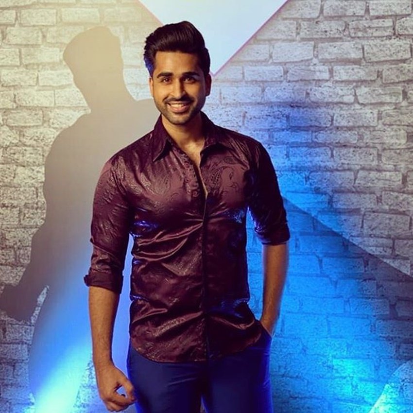 एक्टर सुमित सतीजा ने सीरीज में थिया डिसूजा के साथ बेहद बोल्ड बेड सीन फिल्माए हैं। थिया के जिस इंटिमेट सीन को लेकर सोशल मीडिया में हंगामा हुआ उसमें उनके साथ सुमित ही हैं।