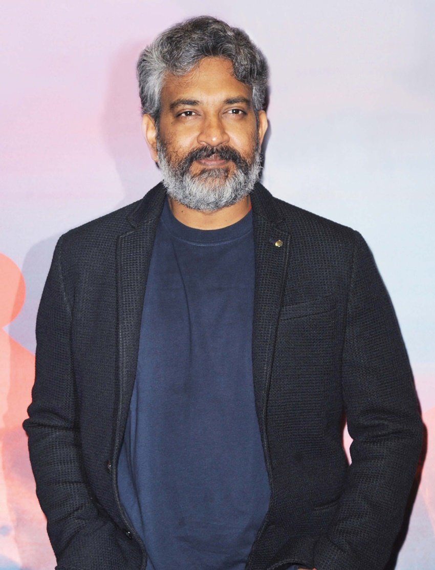 बाहुबली फिल्म का निर्देशन कर एस एस राजामौली दुनिया भर में मशहूर हो गए थे। बाहुबली 2 के लिए उन्होंने 100 करोड़ रुपए बतौर फीस लिए थे।