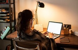 ऑनलाइन क्लास में शामिल नहीं हो सकी तो छात्रा ने खुद को लगाई आग, पिता ने कहा- घर में इंटरनेट कनेक्शन वाला मोबाइल नहीं है