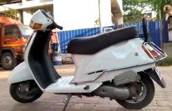 Honda Activa को घर पर ही मॉडिफाई कर बना दिया इलेक्ट्रिक स्कूटर! सिंगल चार्ज में चलती है इतने KM, देखें VIDEO