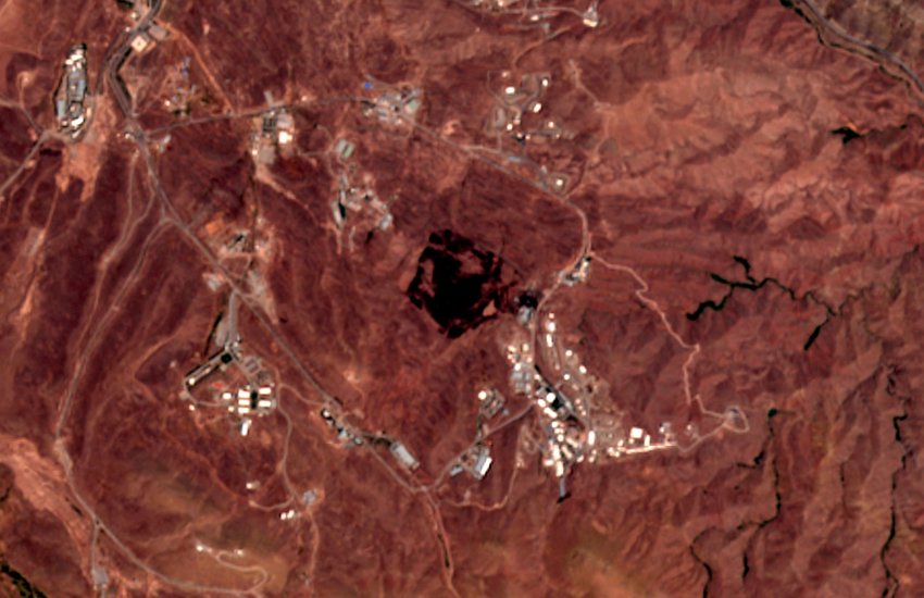 European Commission's Sentinel-2 सैटेलाइट से इरान में इस जगह शुक्रवार 26 जून को विस्फोट हुआ था। विशेषज्ञों का कहना है कि यह धमाका तेहरान इलाके में हुआ है। (फोटोः AP)